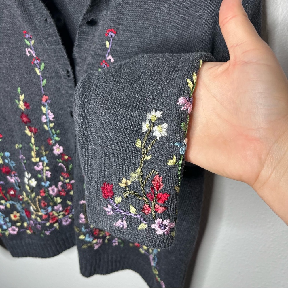 Vintage Heirloom Collectibles Grey Floral Embroidered Collared Button Cardigan - Picture 6 of 8